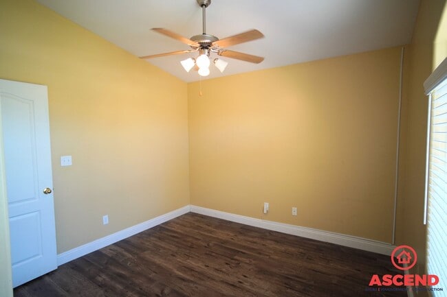 Building Photo - Charming Home in Campus Park!