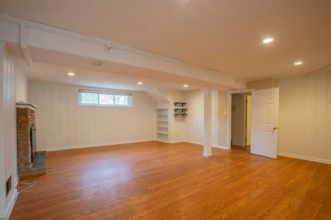 Building Photo - Huge 1 Bedroom & Den Basement Apartment in Ft. Washington! ALL UTILITIES INCLUDED!!