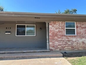 Building Photo - 813 Russell Cir