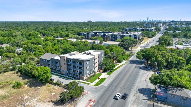 Foto del edificio - 100 Mockingbird Ln W