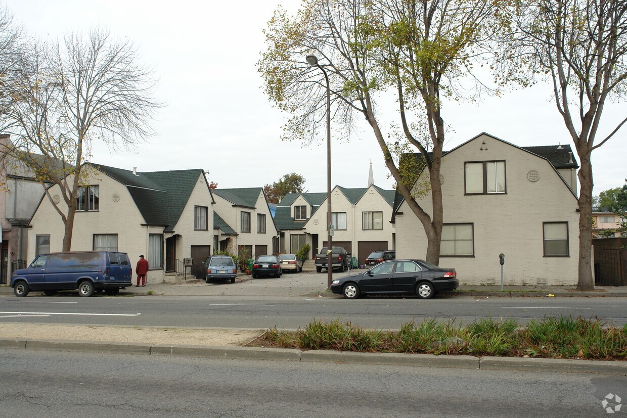 Building Photo - 941-951 University Ave