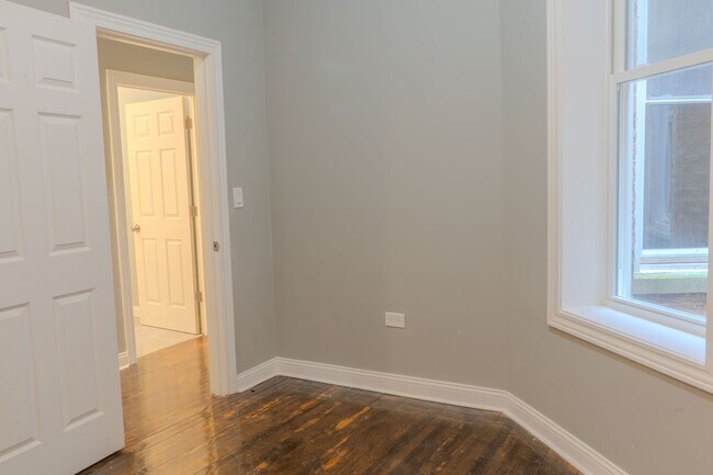 Building Photo - 1516 S Sawyer Ave