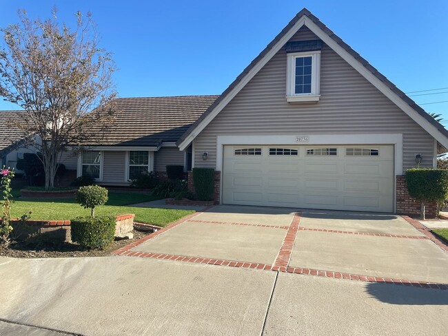 Building Photo - Gorgeous 4 Bedroom 2 Bathroom Home with Lo...
