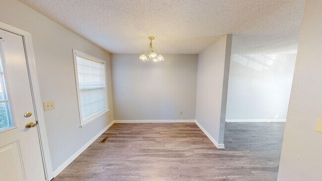 Building Photo - Renovated Three Bedroom Columbia Townhome!!
