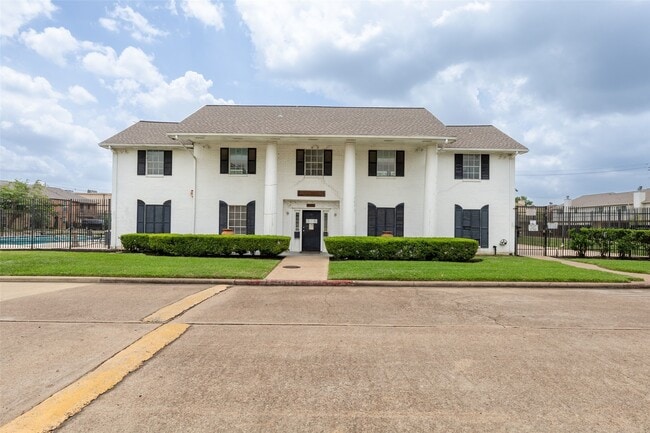 Building Photo - 14721 Perthshire Rd