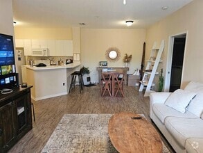 Building Photo - 605 Fairway Dr