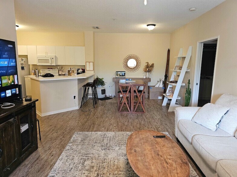 Foto principal - 605 Fairway Dr