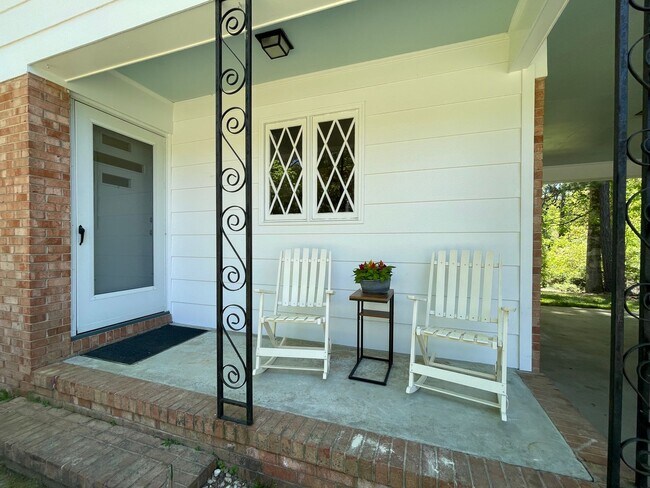 Foto del edificio - Beautiful updated 3br 2ba on peaceful half...