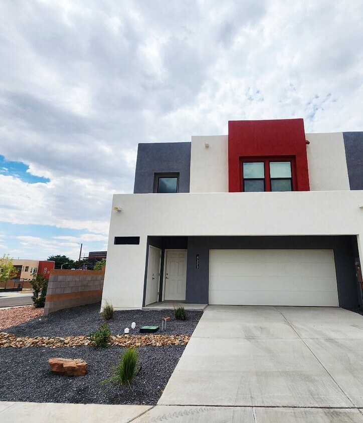 Foto principal - Brand-New Construction Townhome – Never Li...