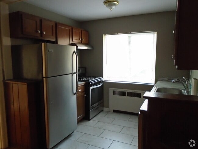 Building Photo - 5831 Woodmont Ave