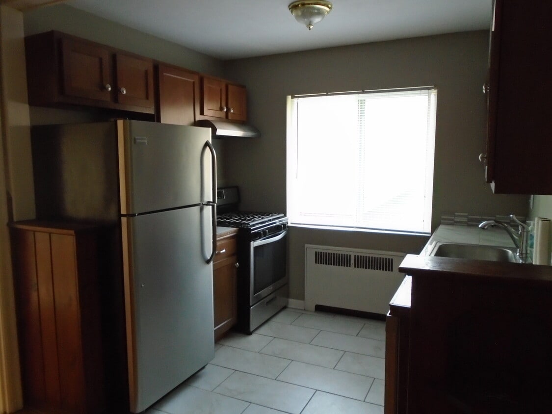 Primary Photo - 5831 Woodmont Ave
