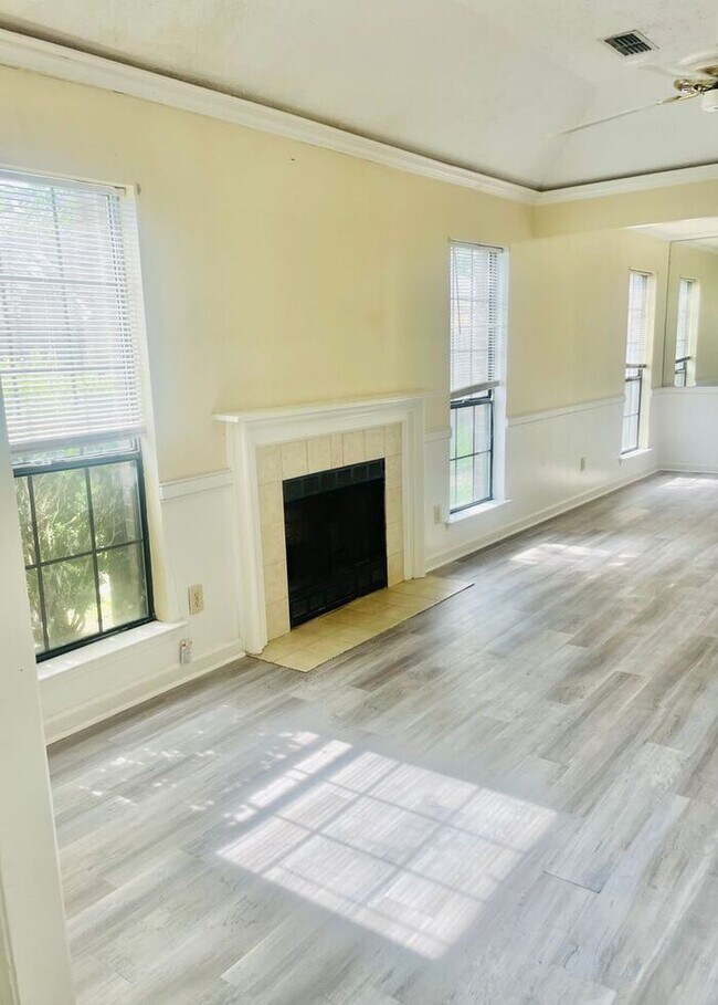 Foto del edificio - 2 Bedroom/2 Bath Duplex, All Electric