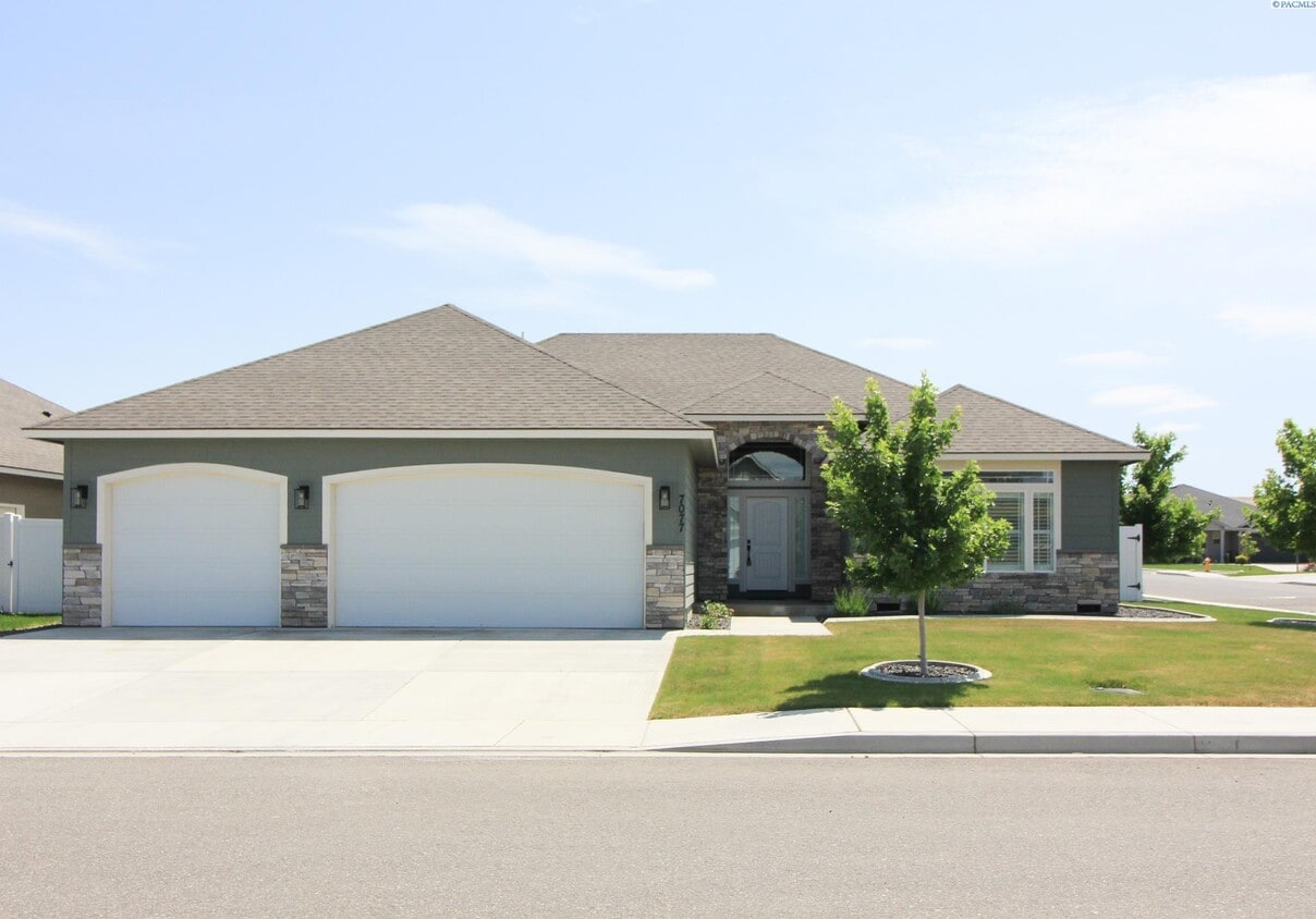 Primary Photo - 3 Bed/2 Bath Kennewick Home with Office