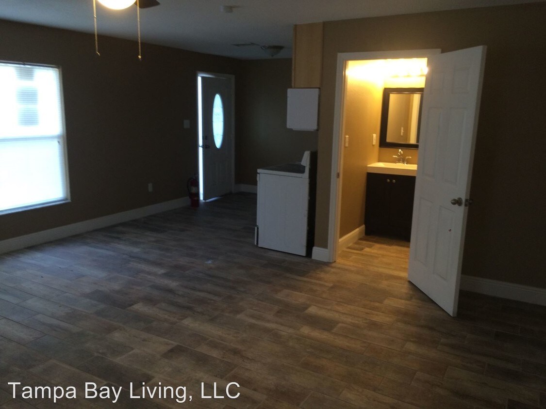 Building Photo - 205 W Amelia Ave