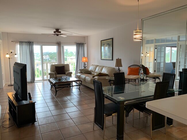 Building Photo - 140 NE 28th Ave