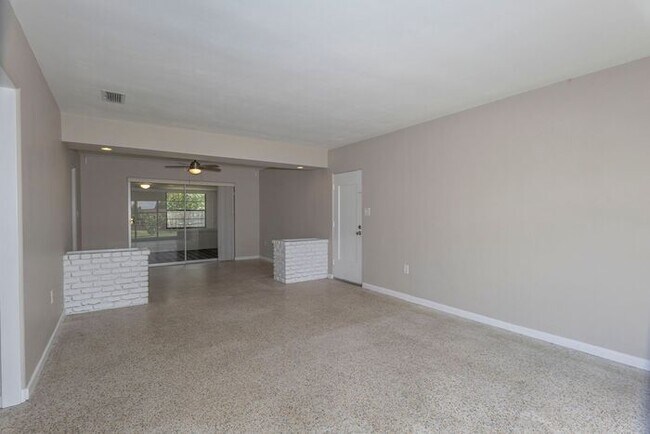 Foto del edificio - 3 bedroom/ 2 bath with carport
