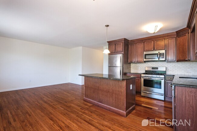 Foto del edificio - 384 Warburton Ave