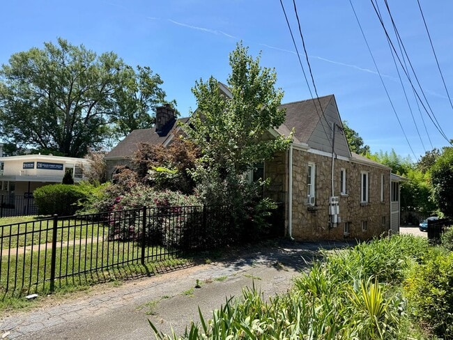 Building Photo - 905 W Peace St