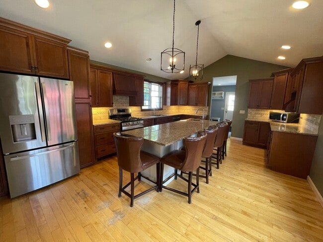 Building Photo - Exceptional 4-Bedroom Home for Rent in Dal...