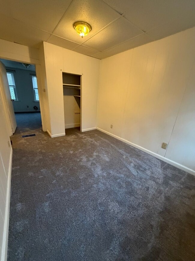 Foto del edificio - AVAILABLE FOR SHOWING 3!!! BR/1 BA.
