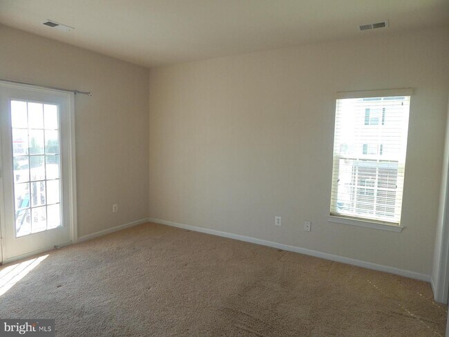 Foto del edificio - 5690 Virginia Ln