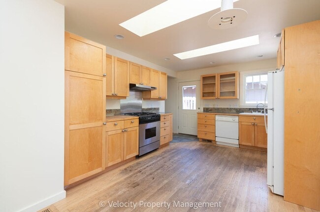 Building Photo - Downtown Bend Cottage! Pets Considered.