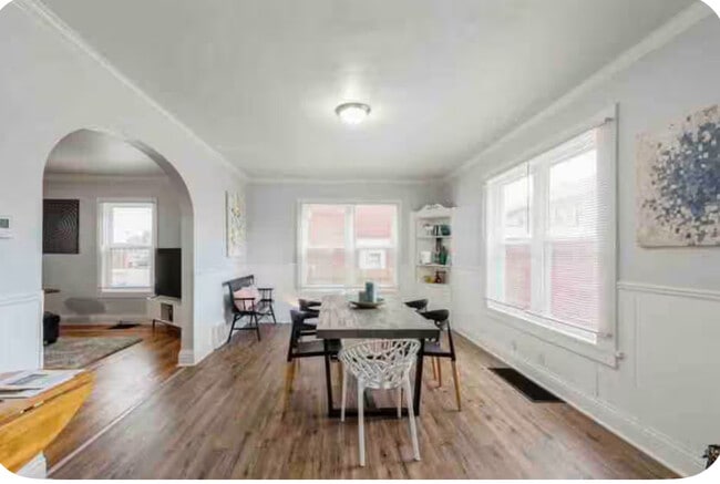 Building Photo - 4 bed with office 1.5 bath Urban Artsy Home