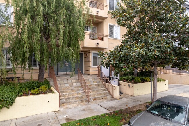 Building Photo - 1444 S Point View St
