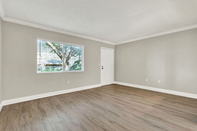 Foto del edificio - Newly Renovated ~ Ground Floor Condo in th...