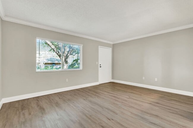 Building Photo - Newly Renovated ~ Ground Floor Condo in th...