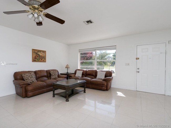 Foto del edificio - 1191 NE 175th St