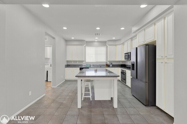 Building Photo - ** Move in SPECIAL - $500 off of the first...