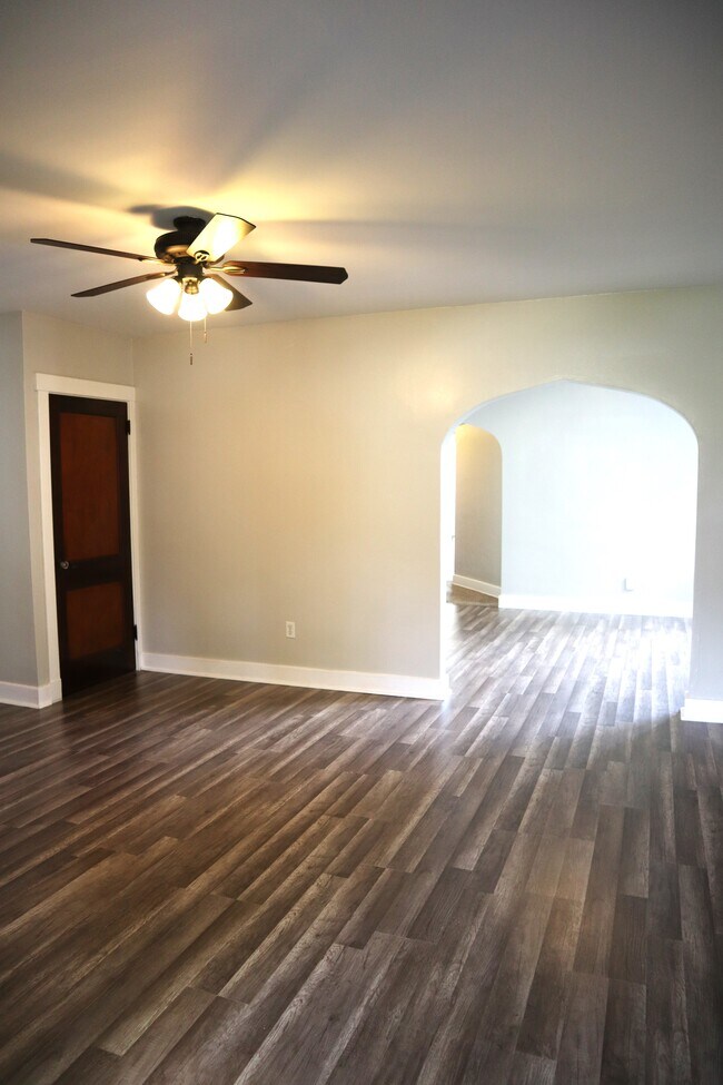 Espacio habitable recién pintado con ventanas luminosas y arco. - 201 Richbarn Rd