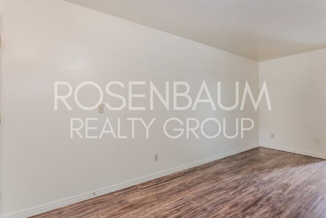 Foto del edificio - 770 N Dodge Blvd