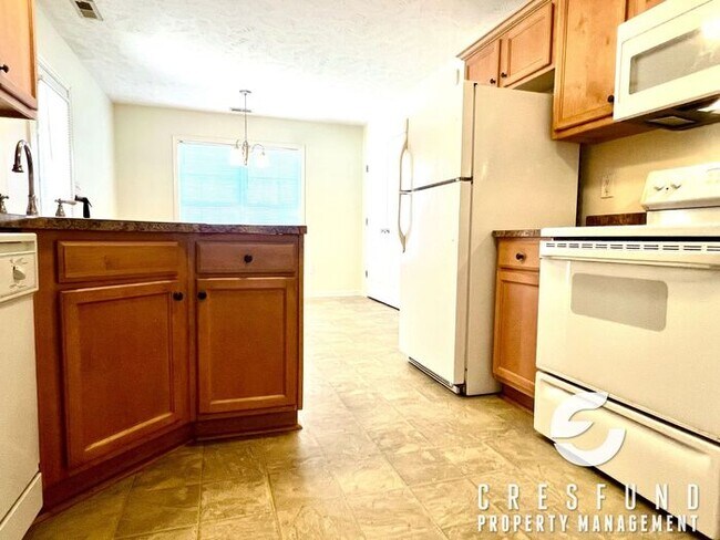 Building Photo - COZY AND CONVENIENT MINUTES FROM FT. BRAGG!