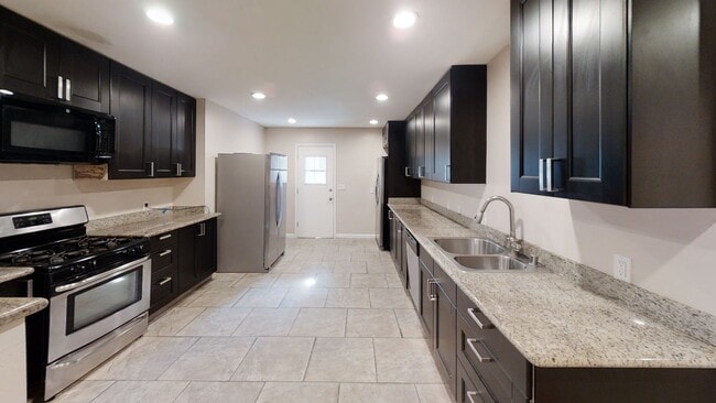 Building Photo - Spacious 8-Bedroom / 4-Bathroom Home Near ...