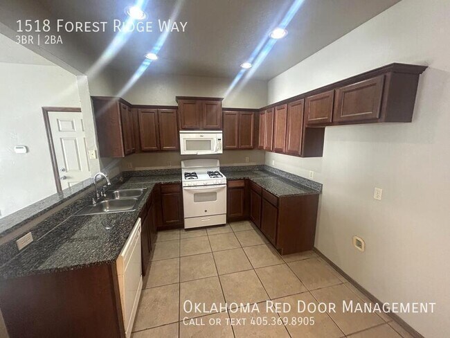 Foto del edificio - 1518 Forrest Ridge Way