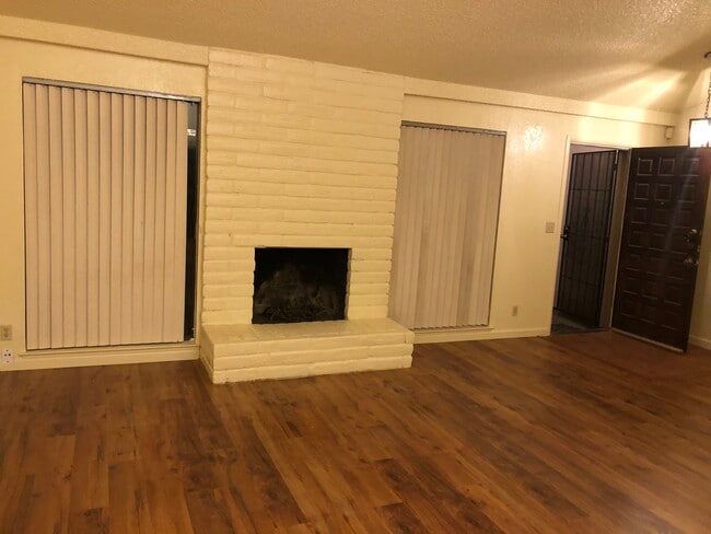 Foto del edificio - 5400 Pomegranate Ave