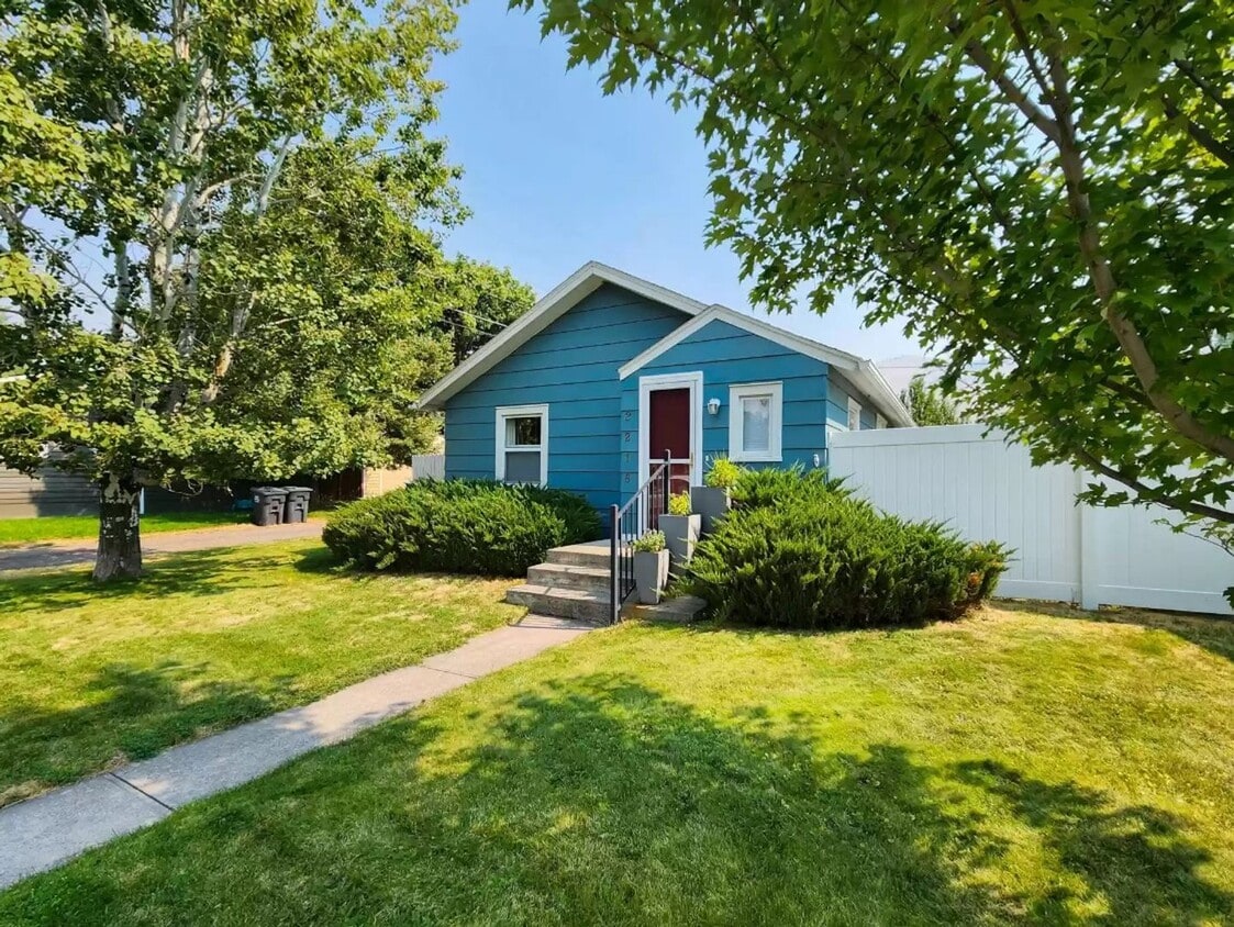 Primary Photo - Adorable house close to University