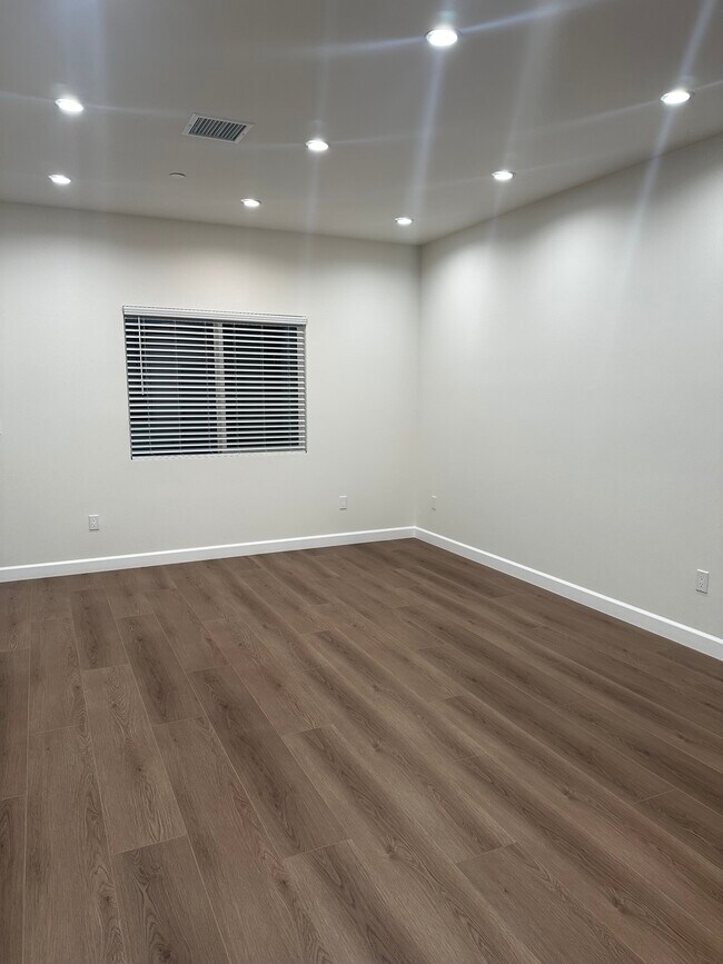 Foto del edificio - 8501 Cranford Ave