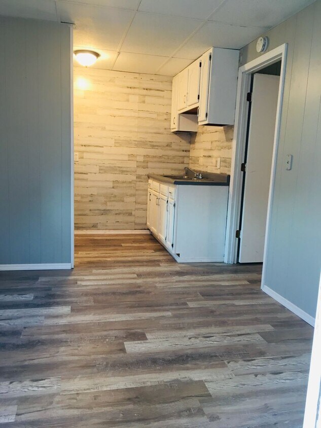 112 1/2 Lee St Unit 112 1/2 Lee Street Apt C, Belpre, OH 45714 Room