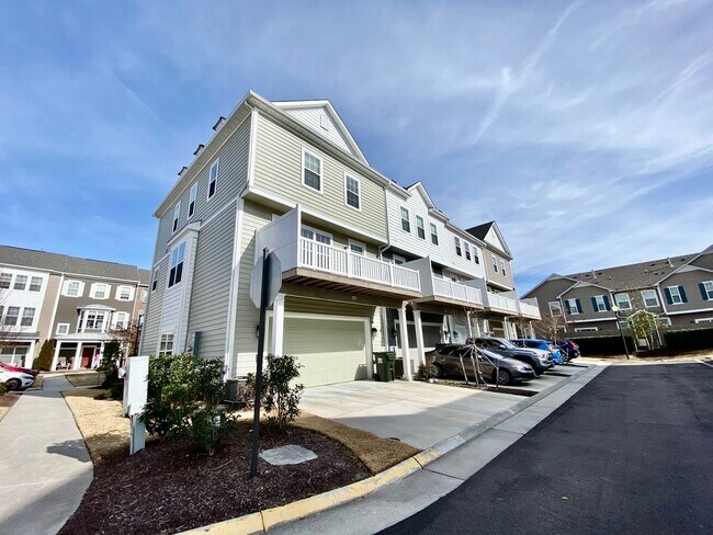 Foto del edificio - 3 Bedroom Townhome in Spence Crossing! Water/Sewer/Trash/Landscaping INCLUDED! - Attached Garage ...