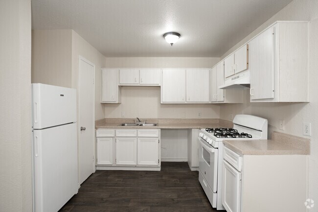 3BR, 2BA - 1,050SF - Kitchen - La Herencia Apartments