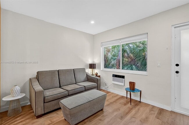 Building Photo - 428 Collins Ave