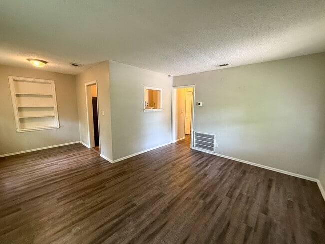 Foto del edificio - 2 bedroom 1 bath house w/ bonus room off G...