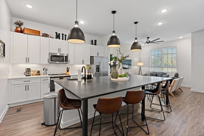 Building Photo - 738 Douglas Ave