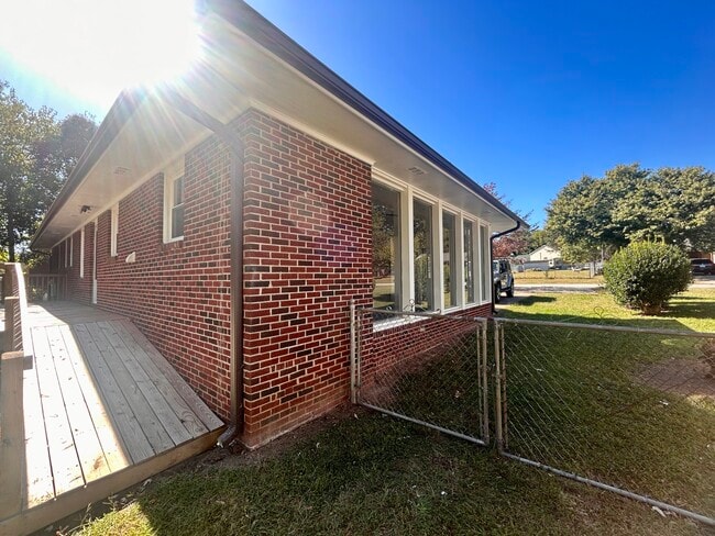 Foto del edificio - 553 Glenwood Dr