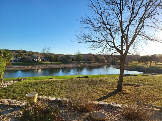 Building Photo - 547 Fairway Dr