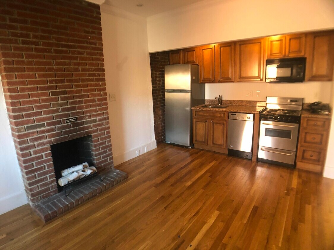 Primary Photo - 40 Hereford St