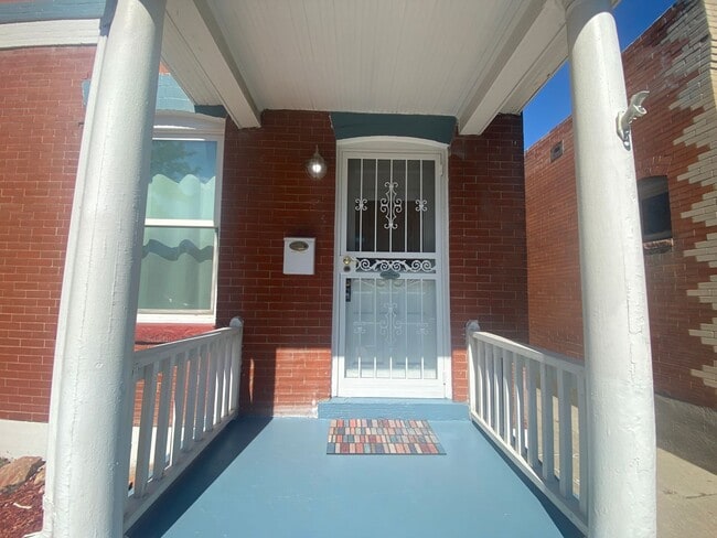 Building Photo - Beautiful 2 Bed 1 Bath Rowe Home in Washington Park Neighborhood